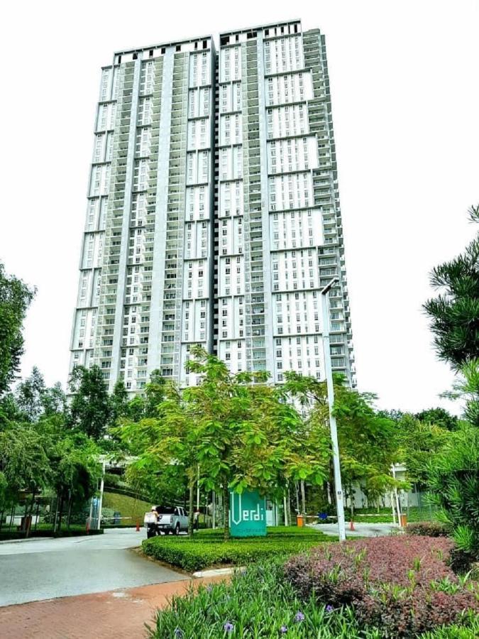 Cyberjaya & Verdi Nature 5 2 Pax Fully Air-con Apartment